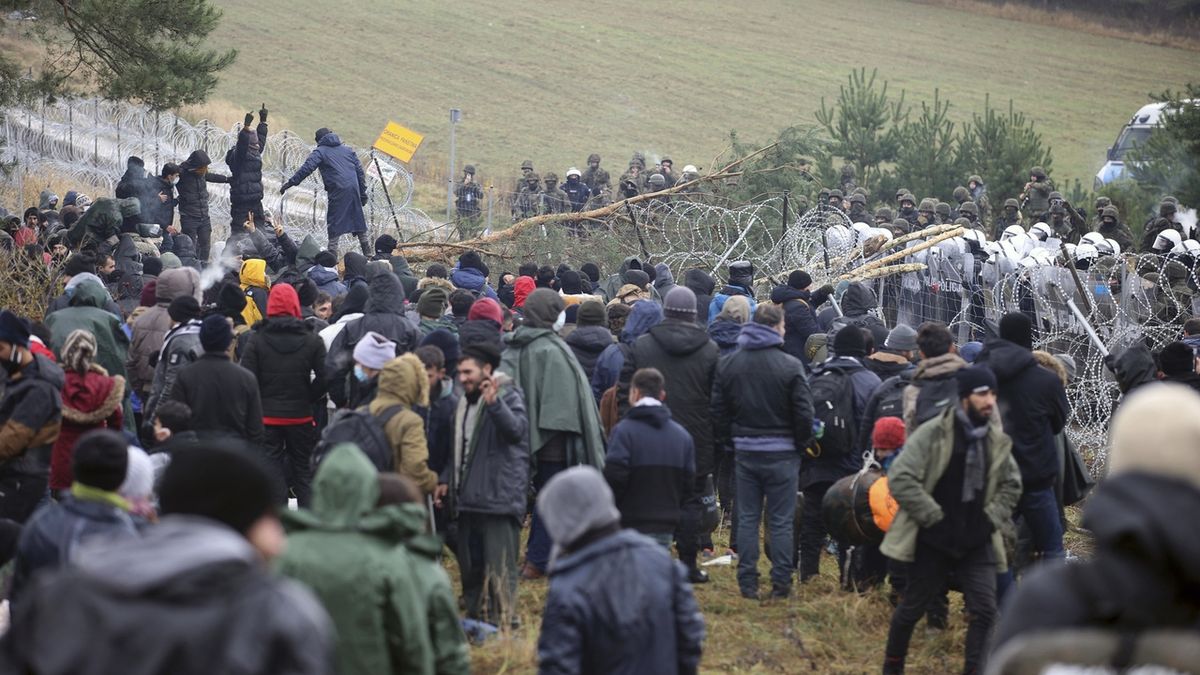 Padesátka migrantů překonala bariéru na polsko-běloruské hranici